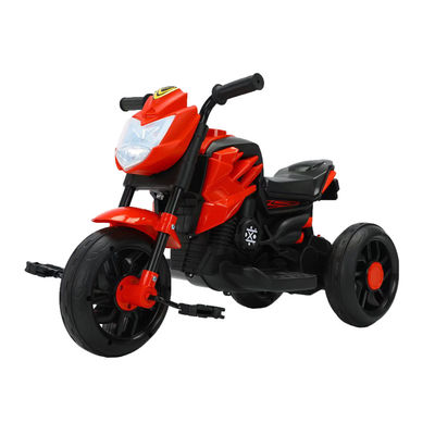 Crianças azuis neutras em gênero montam motocicletas de três rodas com pedais e os melhores carros motorizados