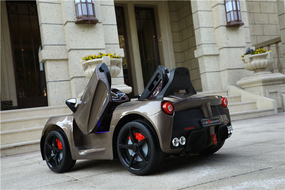 2023 Made In Newest 12 Volt Kids Electric Ride On Car com Duas Portas Abertas Marrom
