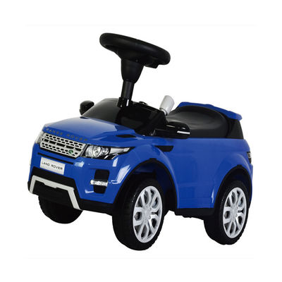 Crianças de 2 anos de idade montam um carro de brinquedo de quatro rodas para diversão infantil