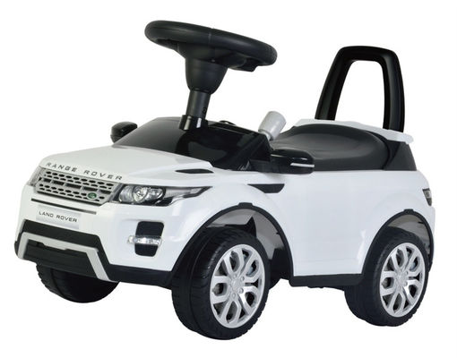 Crianças de 2 anos de idade montam um carro de brinquedo de quatro rodas para diversão infantil