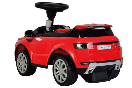 Crianças de 2 anos de idade montam um carro de brinquedo de quatro rodas para diversão infantil