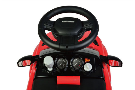 Crianças de 2 anos de idade montam um carro de brinquedo de quatro rodas para diversão infantil