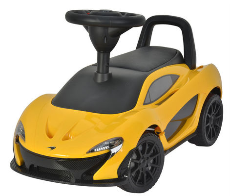 Mini-crianças coloridas finamente processadas montam em carrinho de brinquedo para crianças faixa etária 5-7 anos