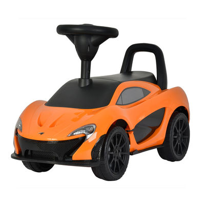 Mini-crianças coloridas finamente processadas montam em carrinho de brinquedo para crianças faixa etária 5-7 anos