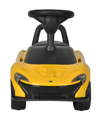 Mini-crianças coloridas finamente processadas montam em carrinho de brinquedo para crianças faixa etária 5-7 anos