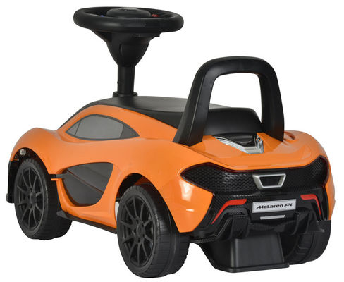 Mini-crianças coloridas finamente processadas montam em carrinho de brinquedo para crianças faixa etária 5-7 anos