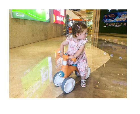 Bicicleta de equilíbrio infantil de plástico de 4 rodas com dispositivo de bolha de luz de música com carga máxima de 30 kg