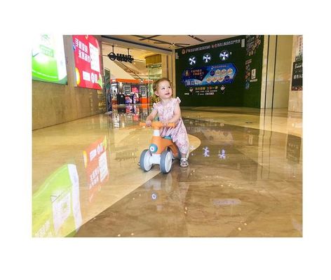 Bicicleta de equilíbrio infantil de plástico de 4 rodas com dispositivo de bolha de luz de música com carga máxima de 30 kg