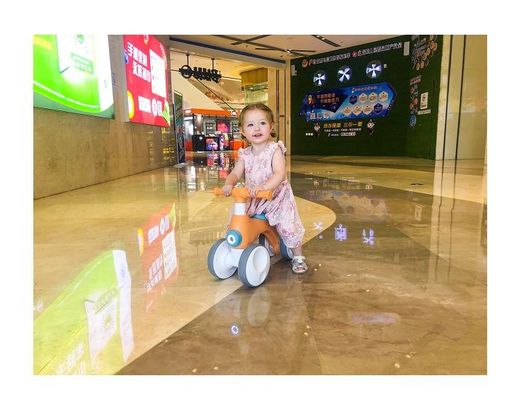 Bicicleta de equilíbrio infantil de plástico de 4 rodas com dispositivo de bolha de luz de música com carga máxima de 30 kg