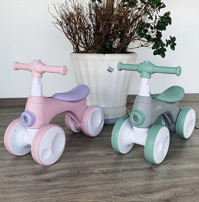 Dispositivos de bolhas de música quente e rodas de plástico Carro para crianças Max Loading 30kg Self Scooter