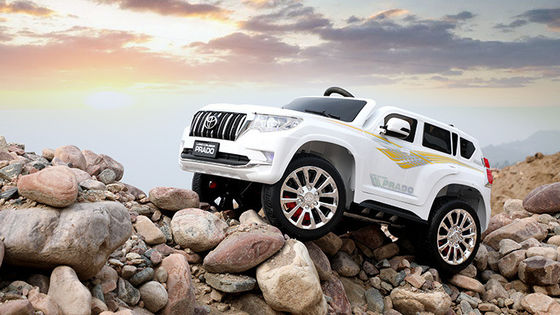 Estilo 2.4GHz Remote Control Ride On Car With MP3 e Portas Abertas para Crianças Carro Elétrico