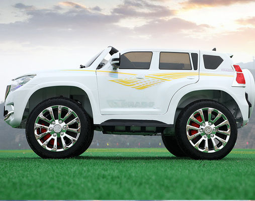 Estilo 2.4GHz Remote Control Ride On Car With MP3 e Portas Abertas para Crianças Carro Elétrico