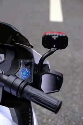 Três rodas elétricas de motocicleta fora de estrada para crianças em vermelho/branco/prateado/preto
