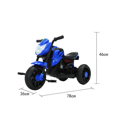 Crianças azuis neutras em gênero montam motocicletas de três rodas com pedais e os melhores carros motorizados