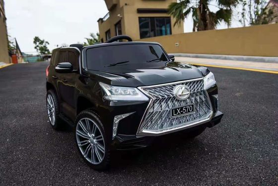 Crianças alimentadas por baterias de 12 volts montam carros elétricos com controle remoto e dois motores