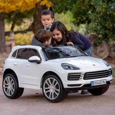Controle remoto e música em carros de brinquedo elétricos para crianças Unisex bateria alimentada