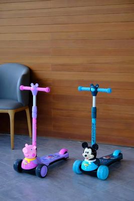 Bom passeio de chute em scooter carro Pedal de pé Pedais dobráveis para balanço do bebê carro de plástico