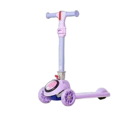 Roda de cor silenciosa piscante Crianças 3 rodas de passeio em scooter carro dobrável com material PP
