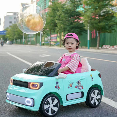 Passeio elétrico de plástico em um carro de brinquedo de 12 volts para crianças com controle remoto de educação precoce