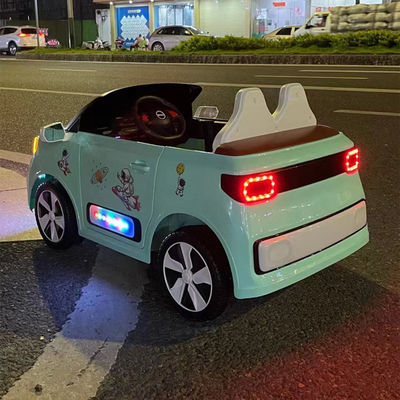 Passeio elétrico de plástico em um carro de brinquedo de 12 volts para crianças com controle remoto de educação precoce
